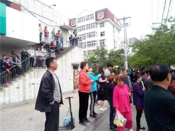 突發(fā)！青島一居民樓發(fā)生爆燃！已造1人死亡，7人受傷！3公里外有震感…