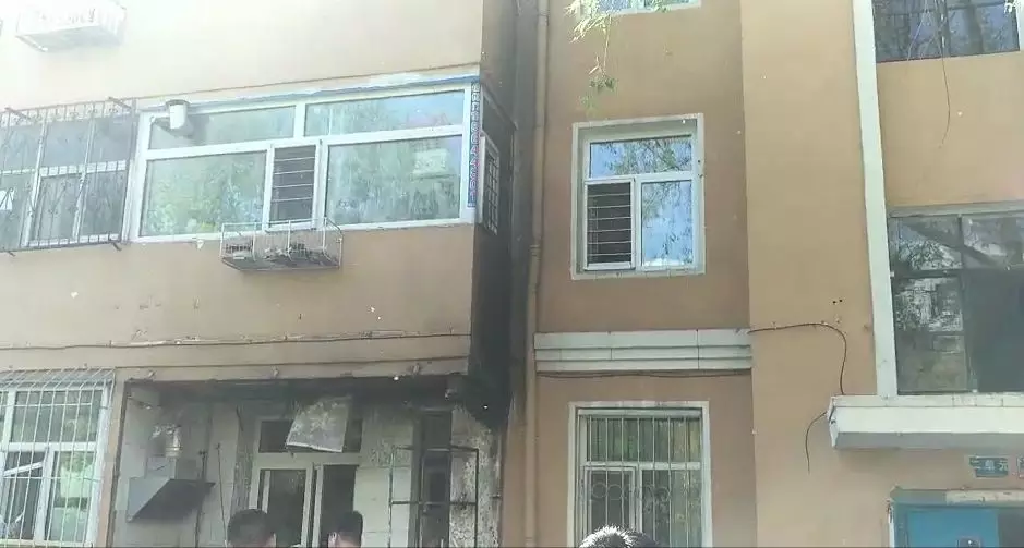 今晨，大慶經(jīng)五街2-41號樓二單元一樓發(fā)生燃氣爆炸！