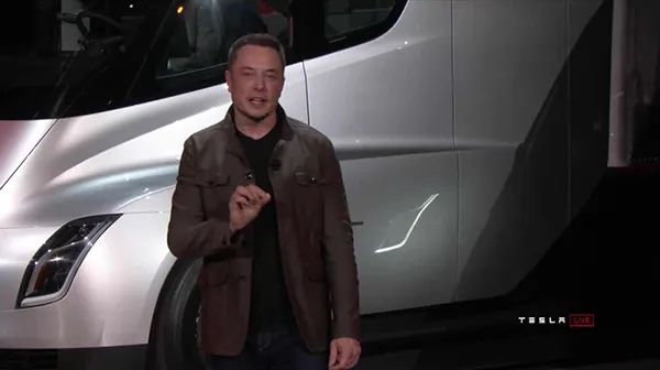 特斯拉創(chuàng)始人兼CEO埃隆·馬斯克(Elon Musk)乘坐著Semi來到發(fā)布會現(xiàn)場 圖片來源:澎湃新聞